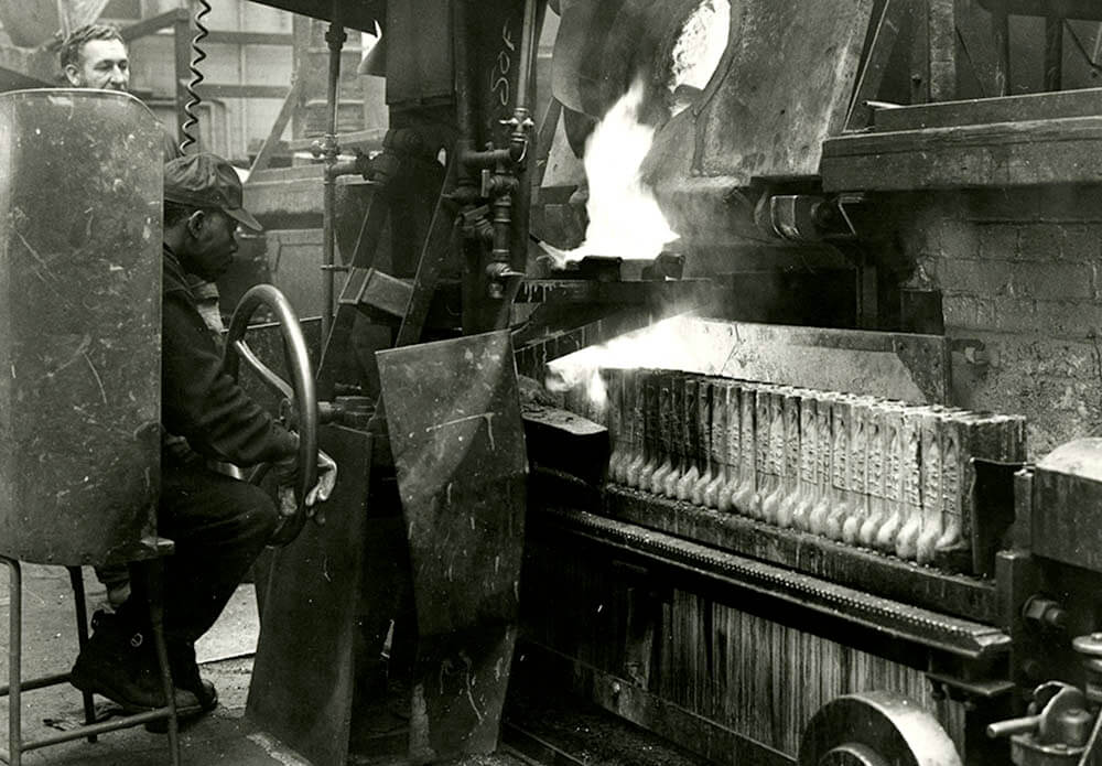 Pouring molten metal